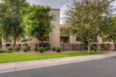 8 Biltmore Estate 324 Apartments - Phoenix, AZ