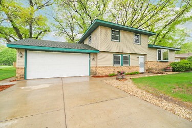 300 97th Ave NW - Coon Rapids, MN