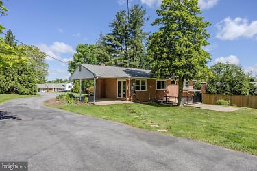 6113 Rolling View Dr - Sykesville, MD