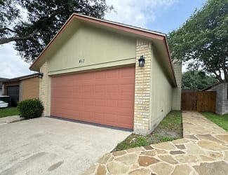 411 Waterford Dr - Victoria, TX