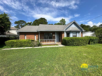 311 Evergreen Dr - Mary Esther, FL