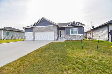 16612 Wilden Dr - Clive, IA