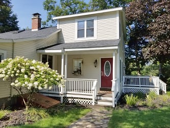5 Hanneford Rd - Queensbury, NY