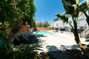 6643 Haskell Ave - Los Angeles, CA