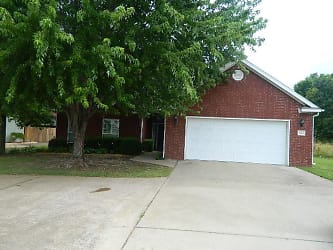 4001 W Olive St - Rogers, AR