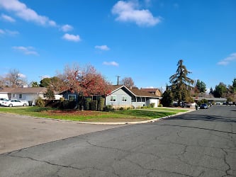 164 E Beech Ave - Visalia, CA