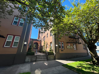 Castle Manor By Star Metro Apartments - Portland, OR