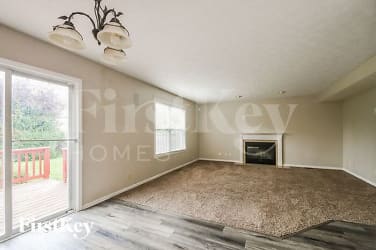13065 Sweet Briar Pkwy - Fishers, IN