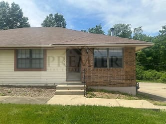 1700 S Swope Dr - Independence, MO