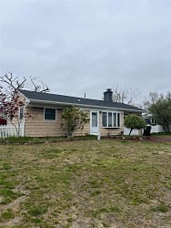 26 Dolphin Rd - East Quogue, NY