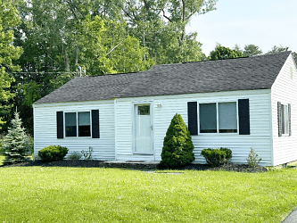 94 Maple Dr - Bowmansville, NY