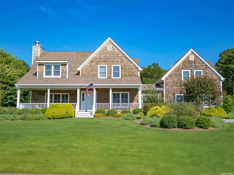 25 Post Fields Ln - Quogue, NY