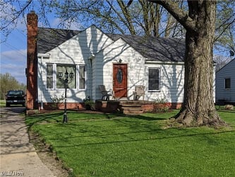 8759 Columbia Rd - Olmsted Falls, OH