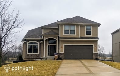 305 Mulberry Dr - Raymore, MO