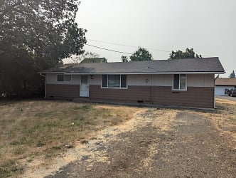 3825 E St - Springfield, OR