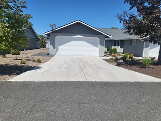 1151 Willow Ln - Grants Pass, OR