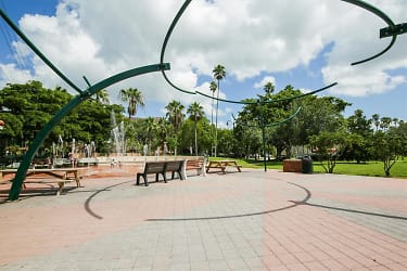 8657 Palmer Park Cir - Sarasota, FL