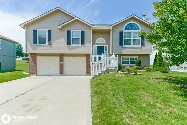 706 SW Foxtail Ct - Grain Valley, MO