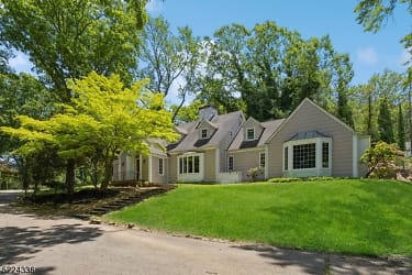 7 Norcroft Rd - Essex Fells, NJ