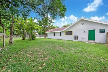 11505 SW 77th Ave - Pinecrest, FL