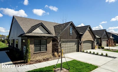916 Heritage Dr - Bloomfield Township, MI