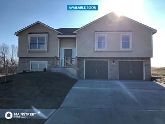 1301 NW High View Dr - Grain Valley, MO