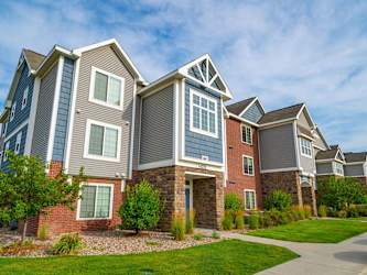 Colonial Pointe Apartments - Bellevue, NE
