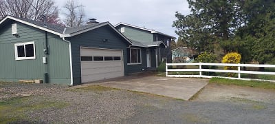 4015 S Stage Rd - Medford, OR