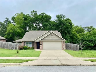 901 E Asher Dr - Rogers, AR