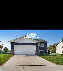 3832 McIntosh Dr NW - Rochester, MN