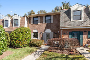 8 Bardeen Ct - Towson, MD