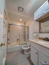 7 Maplewood Dr - Livingston, NJ