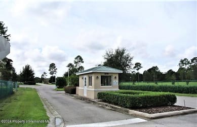 7960 Southern Pines Dr - Brooksville, FL