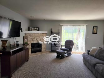 1125 White Sands Ct - West Bend, WI