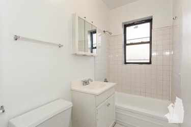 3726 N Pine Grove Ave - Chicago, IL