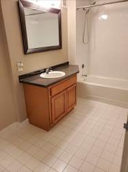 17. Second Full Bath.jpg