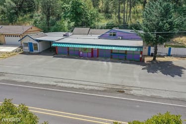 8775 Rogue River Hwy - Grants Pass, OR