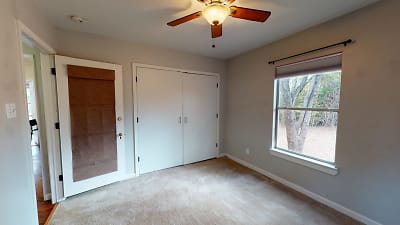 Room for rent. 1001 Gullett Street - Austin, TX