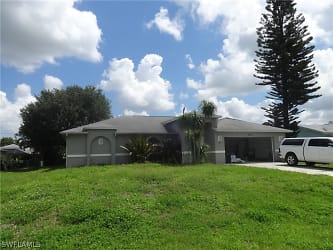 901 SW 23rd St - Cape Coral, FL