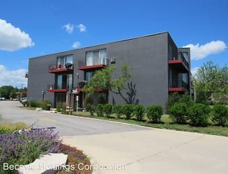 900 N Rohlwing Rd - Addison, IL