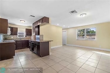 1301 NW 18th Ct - Fort Lauderdale, FL