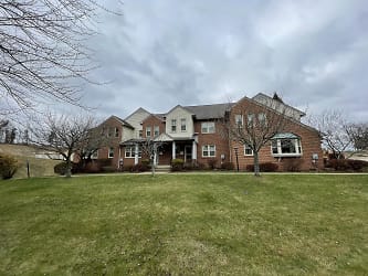 220 Chesna Dr - Pittsburgh, PA