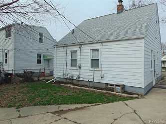 18556 Elkhart St - Harper Woods, MI