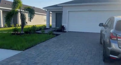 2785 Star Coral Dr - North Fort Myers, FL