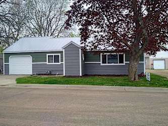 101 W 3rd St - Hartford, SD