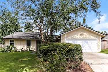 555 Edward Rutledge St - Orange Park, FL