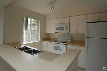 4284 SE Cove Lake Cir unit 13-104 - Stuart, FL