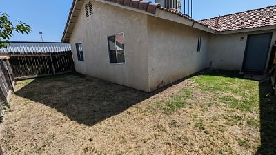 1976 W Roby Ave - Porterville, CA