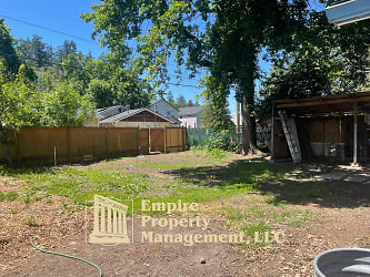 220 W I St - Springfield, OR