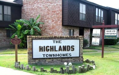 The Highland Townhomes Apartments - Huntsville, TX